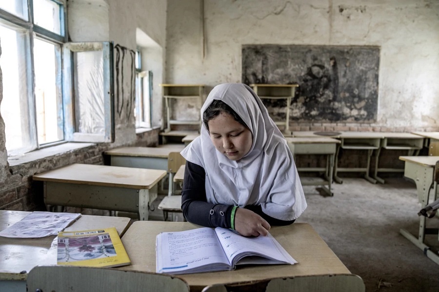 El curso escolar comienza en Afganistán con más de un millón de niñas vetadas por el Talibán