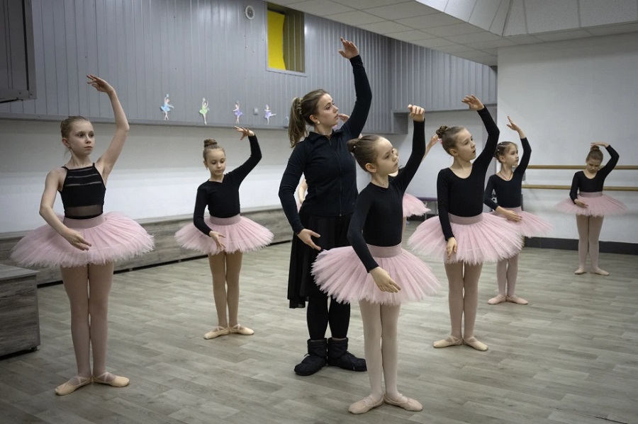 Clases de ballet dan algo de alivio a niñas ucranianas en medio de la guerra