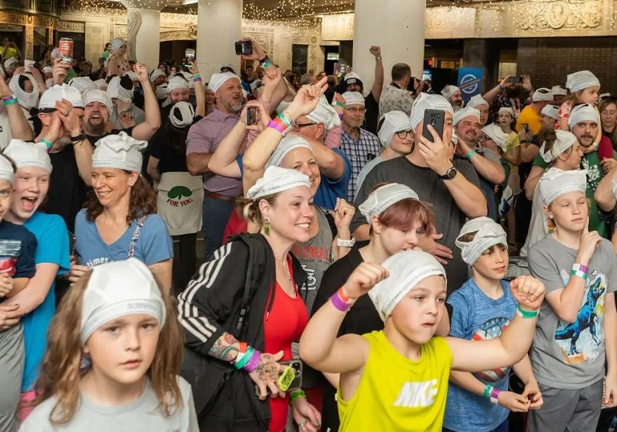 Baten récord mundial de personas llevando calzoncillos como sombreros