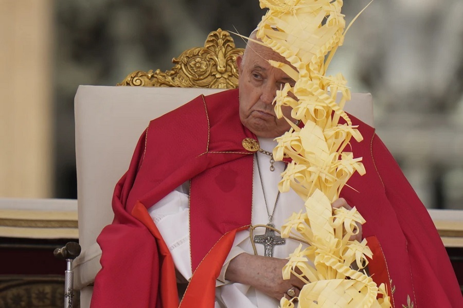 El papa se salta homilía de Domingo de Ramos al inicio de una Semana Santa atareada