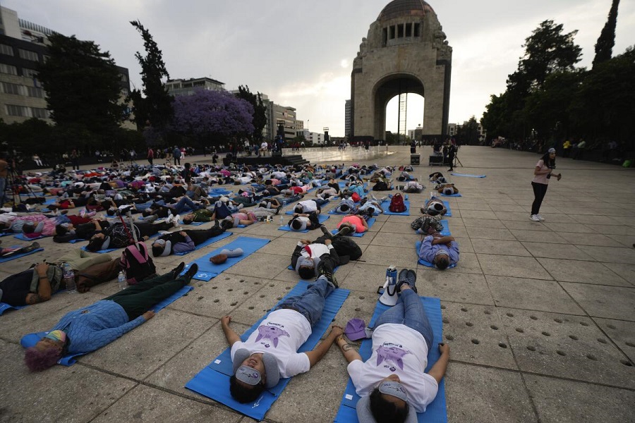 Cientos toman una “siesta masiva” en CDMX para conmemorar el Día Mundial del Sueño