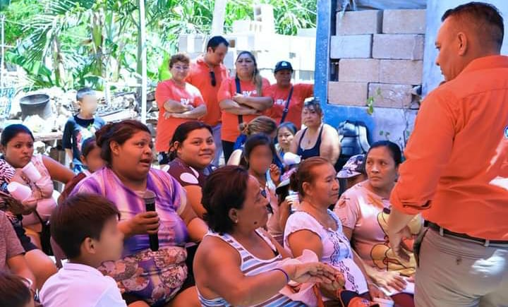 Sergio Vadillo desafía el eclipse y 40 grados de temperatura para proseguir su campaña por Mérida