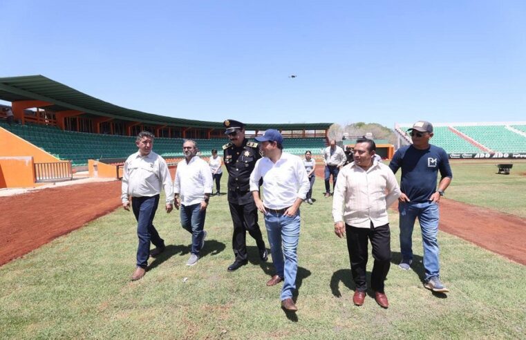 Mauricio Vila visita el parque de béisbol de Kanasín