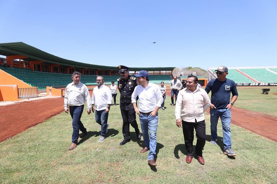 Mauricio Vila visita el parque de béisbol de Kanasín