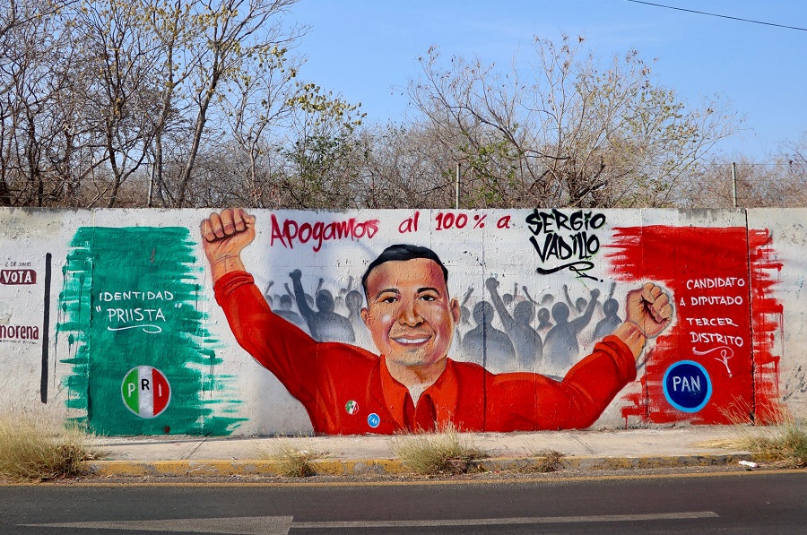 Jóvenes meridanos plasman arte urbano en Mérida inspirados en la campaña de Sergio Vadillo