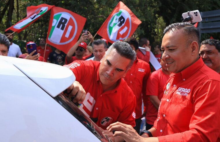 Sergio Vadillo acompaña al líder nacional del PRI, Alejandro Moreno, en gira por Mérida