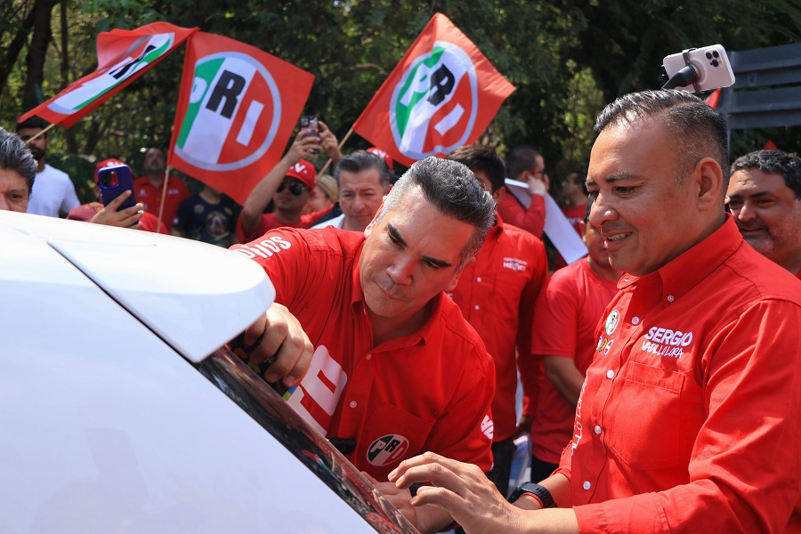Sergio Vadillo acompaña al líder nacional del PRI, Alejandro Moreno, en gira por Mérida