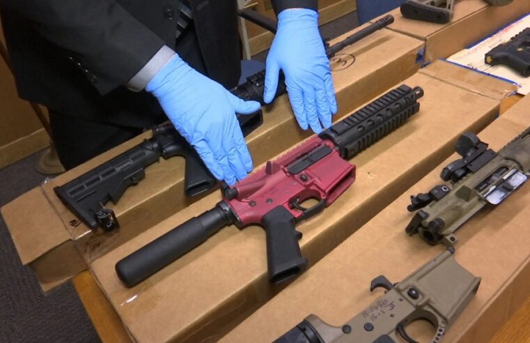 Dos fabricantes de partes de armas suspenden temporalmente ventas en Filadelfia