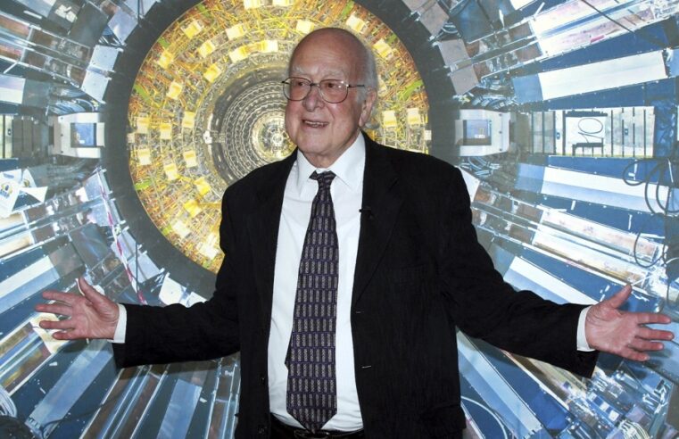 Fallece Peter Higgs, el físico que planteó la existencia de la “partícula de Dios”