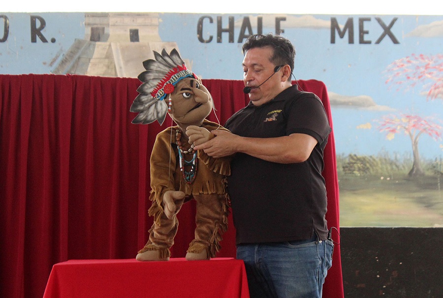 Con títeres, niños de Tixpéual aprenden sobre historia, ecología y buenos modales