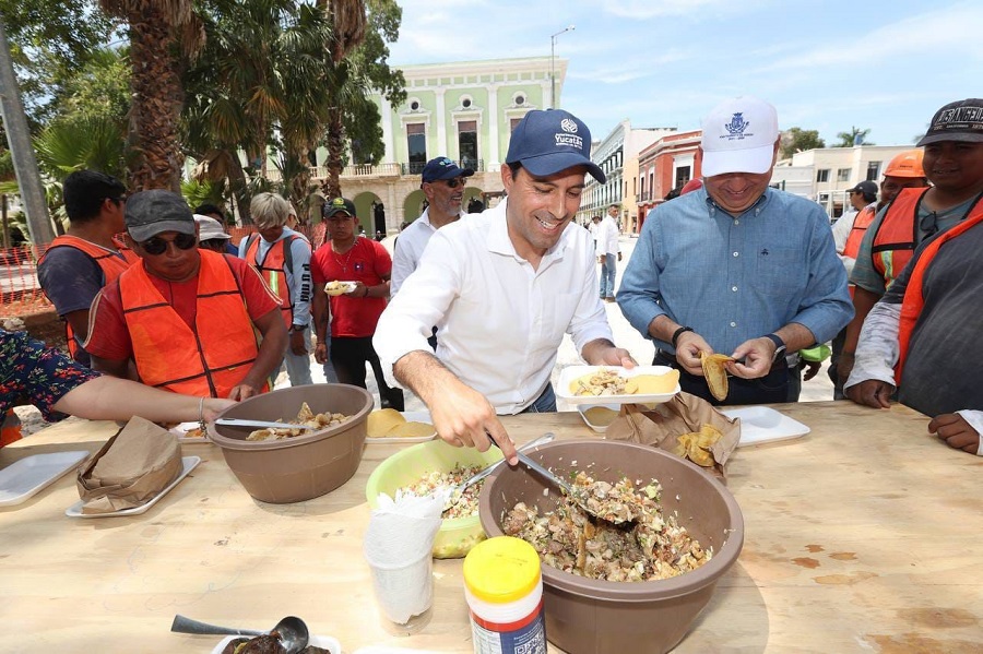 Con tacos de chicharra, Mauricio Vila celebra con albañiles el Día de la Santa Cruz