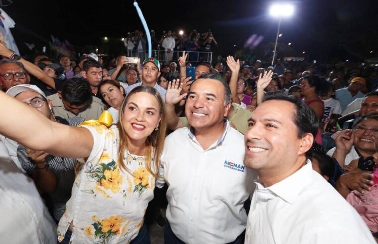 Cecilia, Renán y Mauricio celebran en grande, unidos, a las mamás de Mérida 