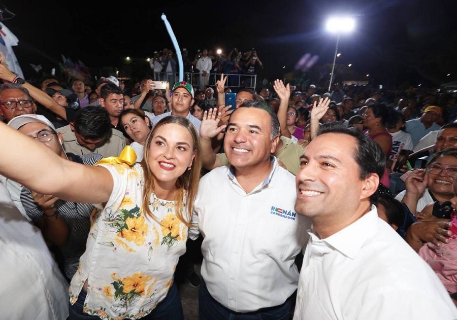 Cecilia, Renán y Mauricio celebran en grande, unidos, a las mamás de Mérida 