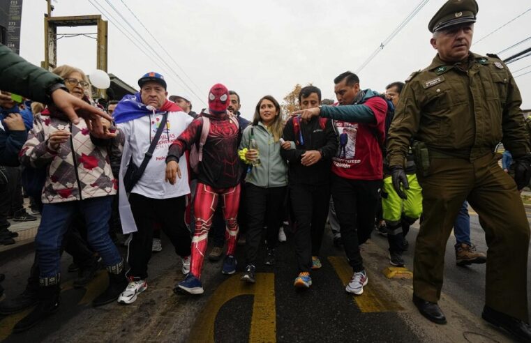 Mamá chilena camina 1.300 kilómetros para ayudar a su hijo con una grave enfermedad