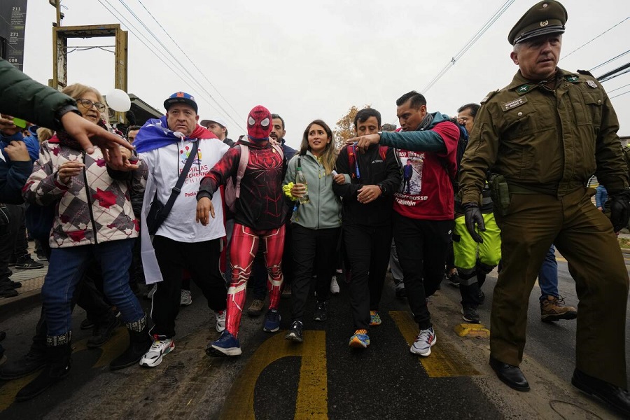 Mamá chilena camina 1.300 kilómetros para ayudar a su hijo con una grave enfermedad