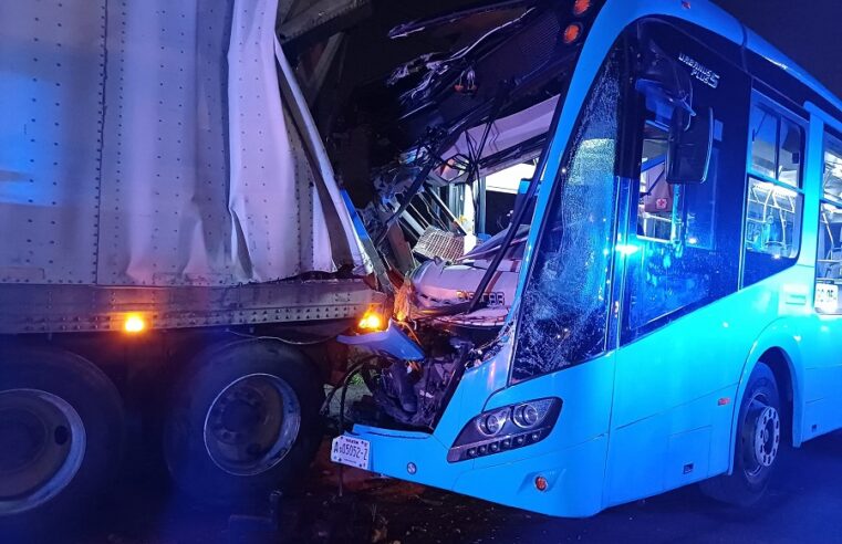 Autobús Va y Ven de la ruta Komchén choca con un tráiler aparcado sin señalización