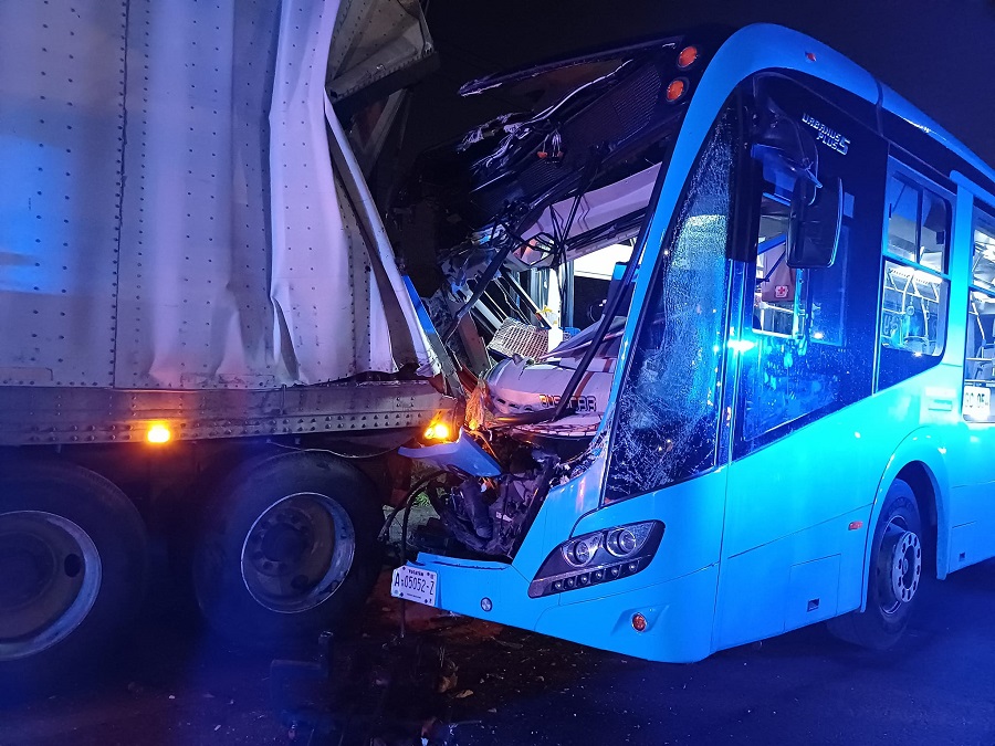 Autobús Va y Ven de la ruta Komchén choca con un tráiler aparcado sin señalización