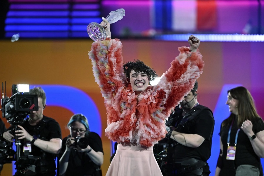Suiza dio una bienvenida heroica a Nemo, ganador de Eurovisión