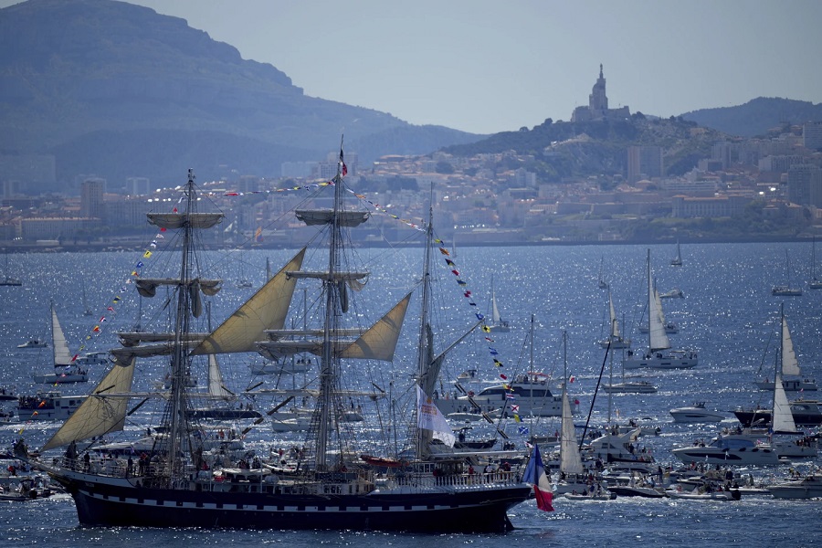 Llama olímpica comienza recorrido por Francia: llega en velero al puerto de Marsella