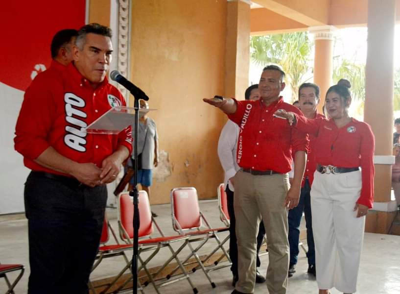 Alejandro Moreno en la toma de protesta de Sergio Vadillo en Mérida