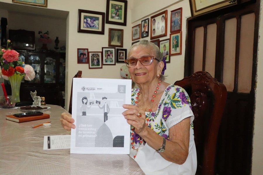 Con 94 años, abuelita yucateca cumple un sueño de su vida: terminar la primaria