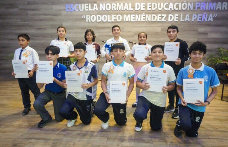 Premian a estudiantes destacados de nivel secundaria