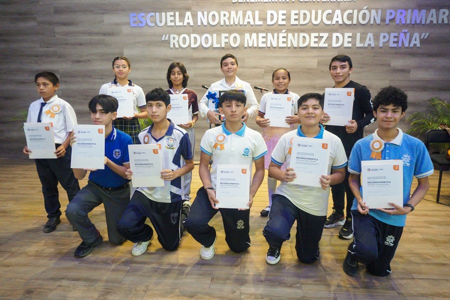 Premian a estudiantes destacados de nivel secundaria