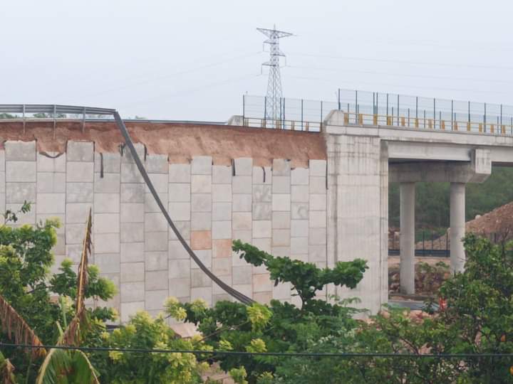 Por las lluvias, cae una parte del puente del Tren Maya en Maxcanú