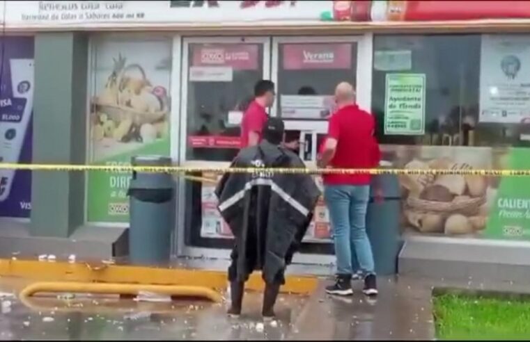 Por la lluvia, cae el techo de un Oxxo en el fraccionamiento Los Héroes