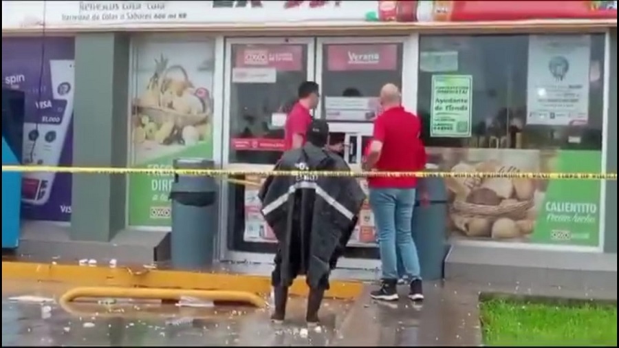 Por la lluvia, cae el techo de un Oxxo en el fraccionamiento Los Héroes