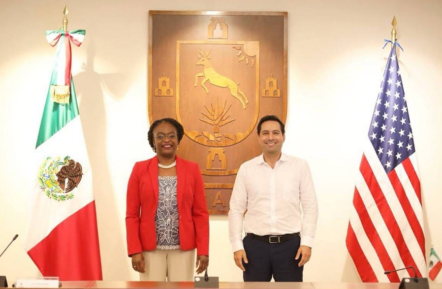 Mauricio Vila se reúne con la cónsul de Estados Unidos en Mérida, Dorothy Ngutter