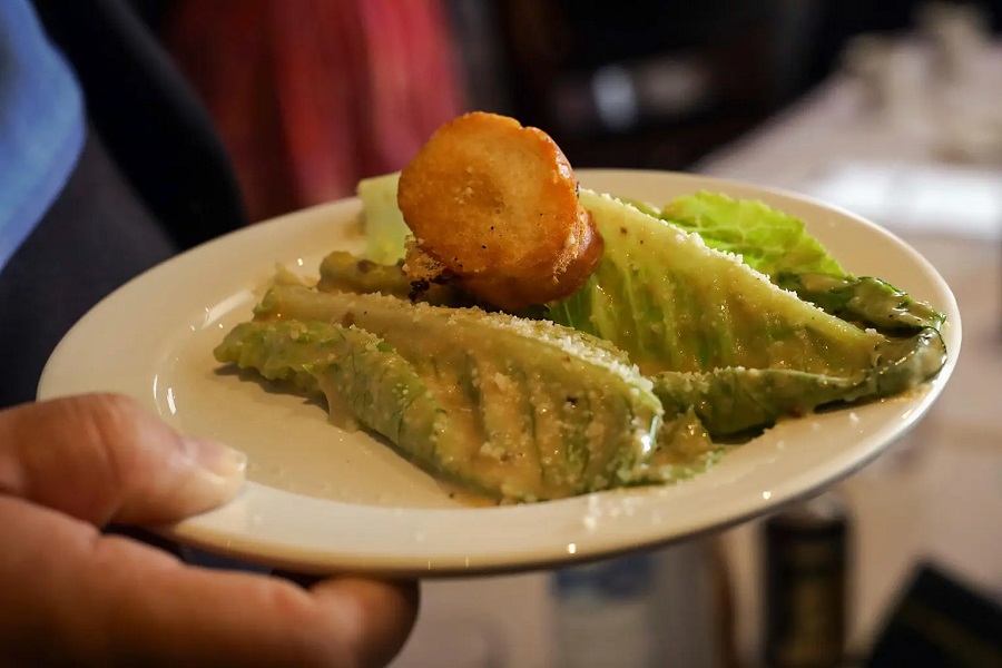 La ensalada César cumple 100 años de haberse creado en Tijuana