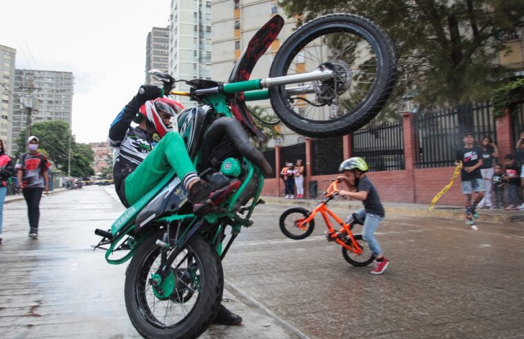 ¡Pan y circo! Nicolas Maduro declara deporte nacional las piruetas en motos