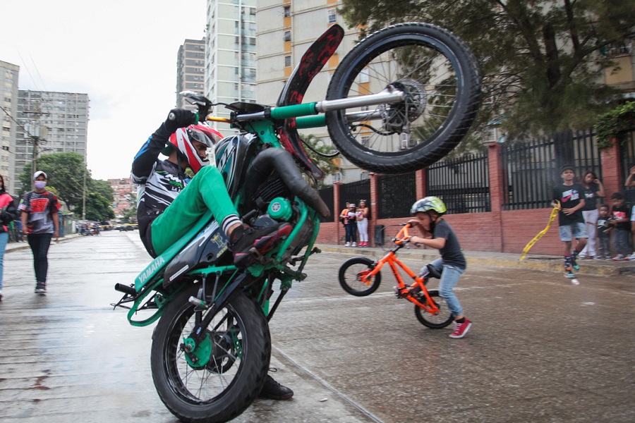 ¡Pan y circo! Nicolas Maduro declara deporte nacional las piruetas en motos