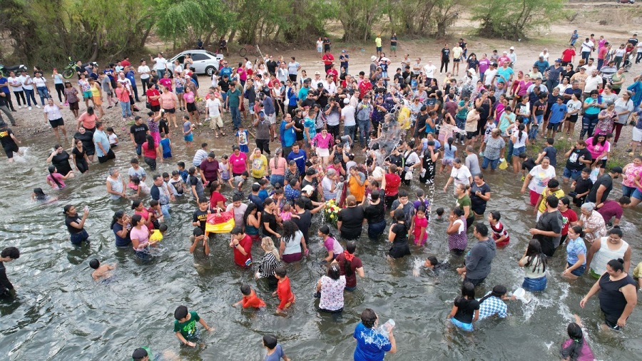 Fieles bañan a San Juan en un río para que llueva todo el año