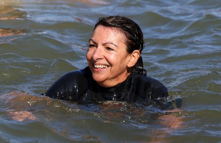 Alcaldesa de París nada en el Sena para mostrar que el río está limpio para los Juegos Olímpicos