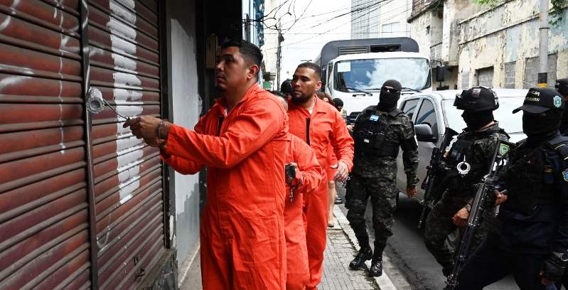 Obligan a que pandilleros borren grafitis en la calle