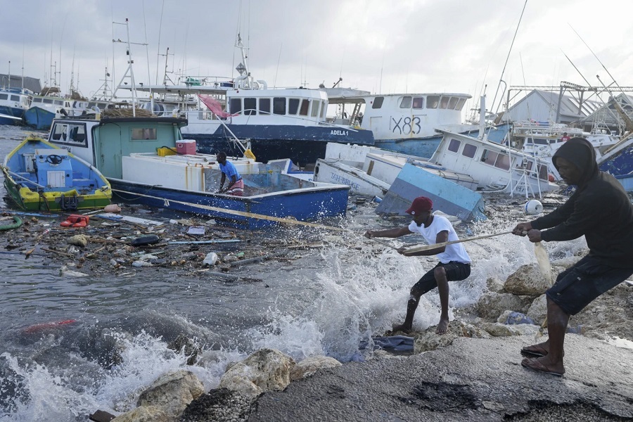 El huracán Beryl surca aguas abiertas tras arrasar el sureste del Caribe