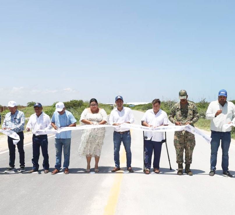 Mauricio Vila entrega la reconstrucción del  entronque Río Lagartos-Las Coloradas