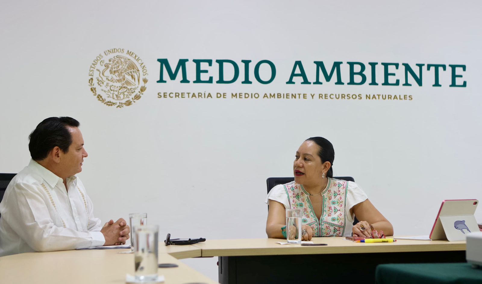 Díaz Mena y María Luisa Albores abordan el futuro ambiental de Yucatán