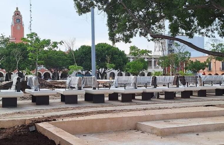 El INAH clausura las nuevas bancas en la Plaza Grande de Mérida