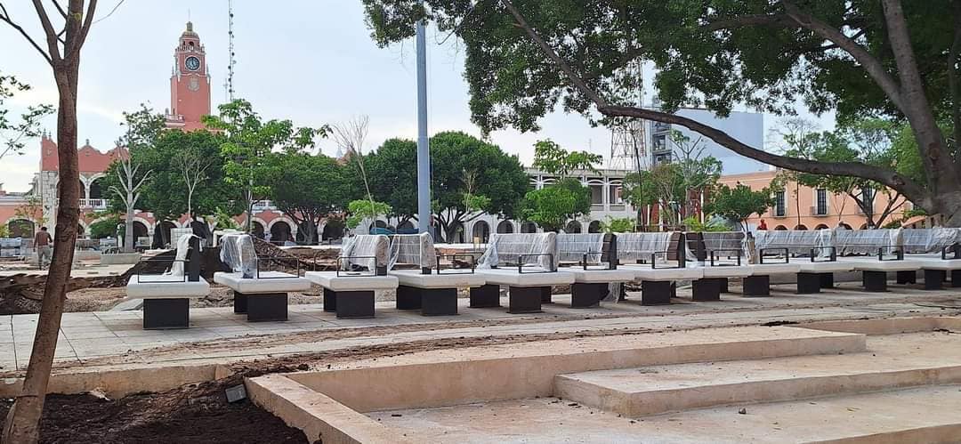 El INAH clausura las nuevas bancas en la Plaza Grande de Mérida