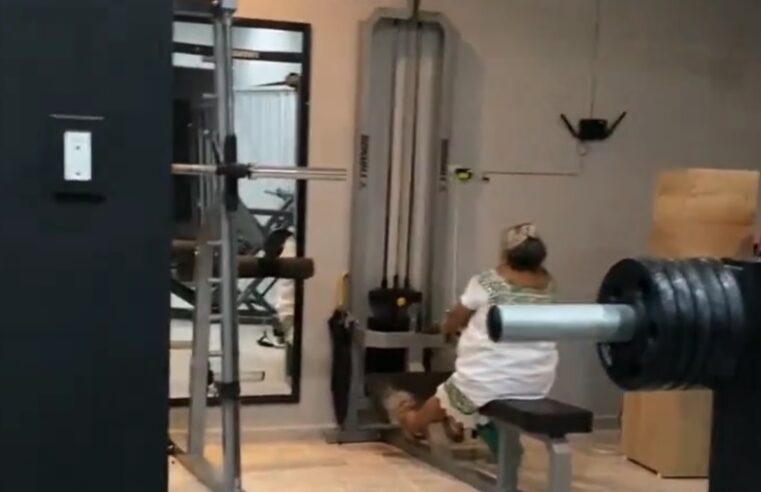 Abuelita yucateca es la sensación en un gimnasio porque entrena con hipil