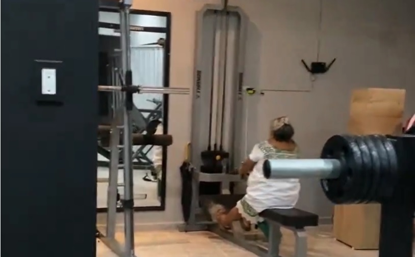 Abuelita yucateca es la sensación en un gimnasio porque entrena con hipil