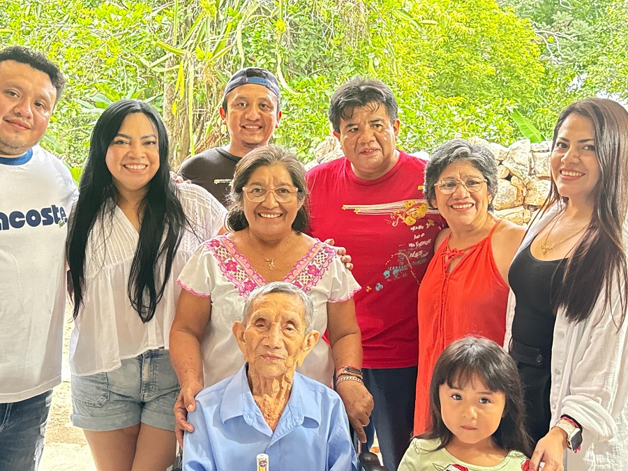 Don José Librado Concha Casanova festeja sus 104 años en Yucatán