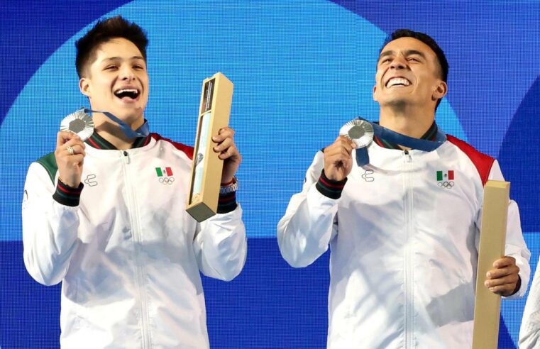 Clavadistas Osmar Olvera y Juan Celaya ganan medalla de plata para México en París 2024