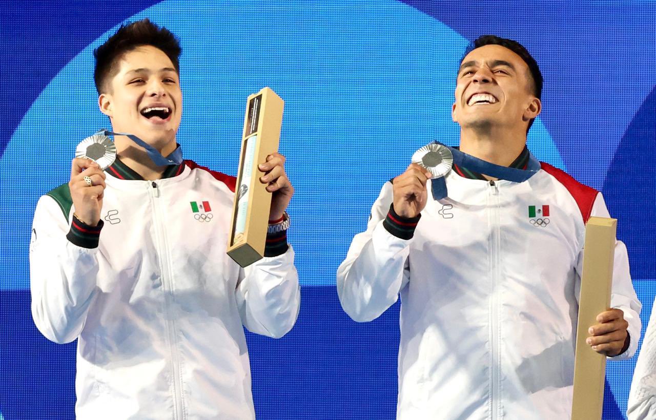 Clavadistas Osmar Olvera y Juan Celaya ganan medalla de plata para México en París 2024