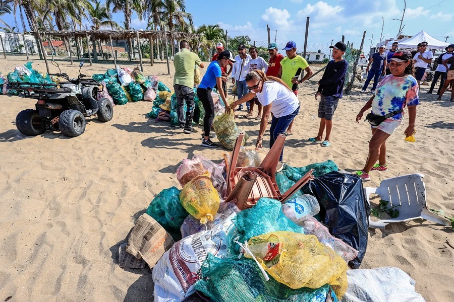 Limpian playa con un concurso de ‘pesca de basura’