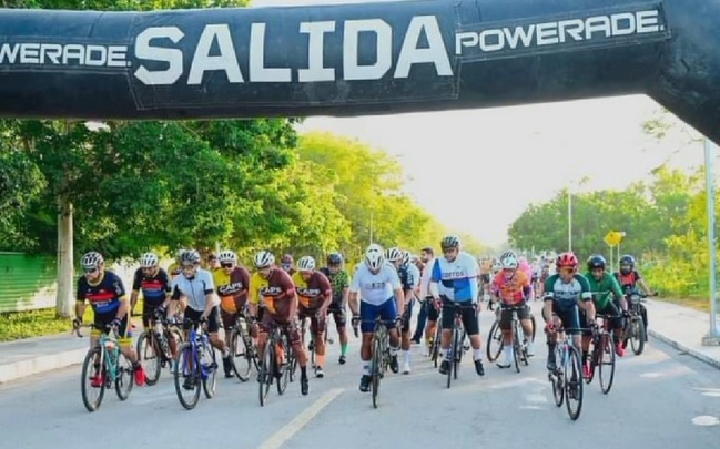 El senador electo Rolando Zapata participa en la Carrera Ciclista Verano Yucatán