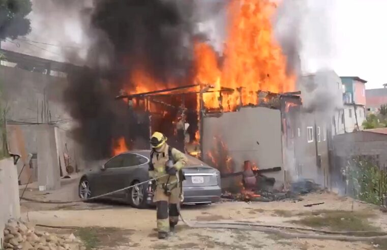 Un Tesla se incendia en Tijuana: lo conectaron a un poste con un “diablito”